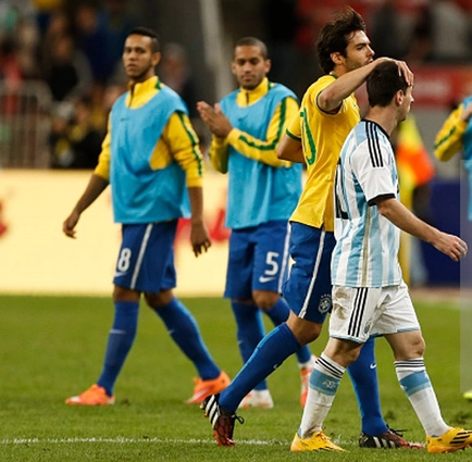 Messi thể hiện sự khó chịu khi được Kaka hỏi thăm