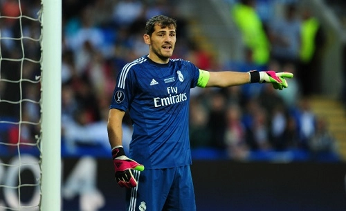 Thánh Iker Casillas giở chiêu móc điện thoại của phóng viên