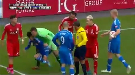 Thủ môn cứng vạch mặt cầu thủ đội bạn ăn vạ câu giờ