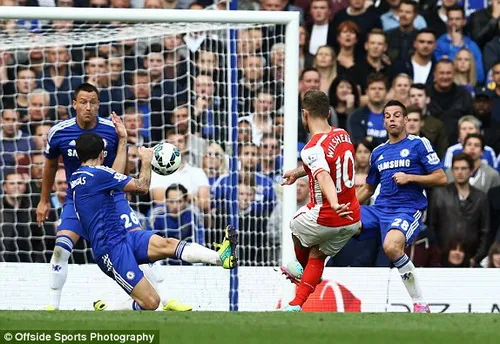 Arsenal bị mất oan một quả penalty ở derby thành London
