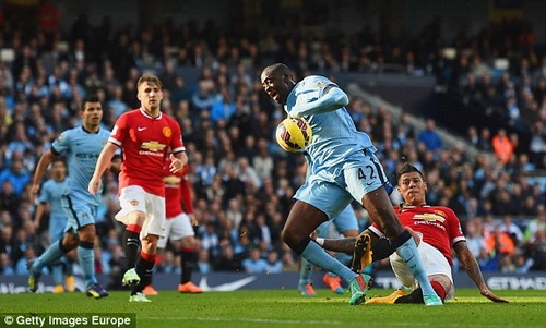 Đại chiến Man City - Man Utd: Nhà ĐKVĐ đã bị cướp trắng 3 quả phạt 11m?