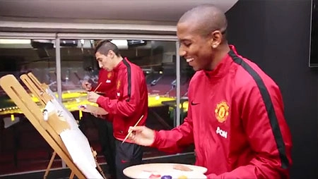 Dàn sao M.U thi vẽ máy bay trong 3 phút