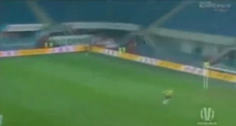 Pha lốp bóng siêu hạng từ giữa sân