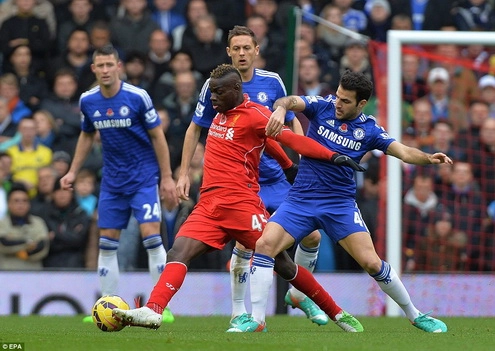 Cesc Fabregas đã tạo ra những lỗ hổng ra sao ở tuyến giữa Chelsea