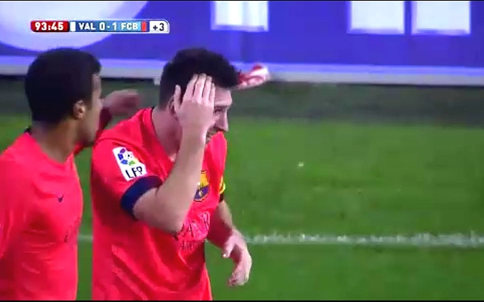 Messi bị CĐV Valencia ném chai nước vào đầu