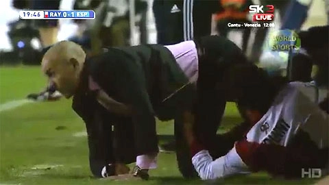 HLV Paco Jemez lĩnh trọn cú vào bóng bằng cả 2 chân