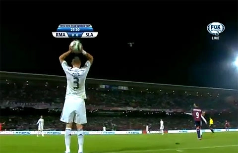 Pepe lóng ngóng ném biên làm trò cười cho khán giả