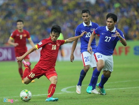 Cú cứa lòng nâng tỷ số lên 2-1 của Văn Quyết