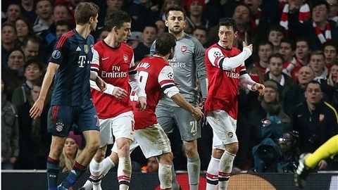 Flamini và Oezil xô xát ngay trên sân