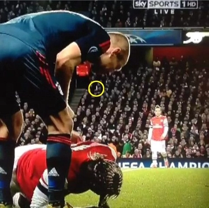 Robben nhổ nước bọt vào Sagna, fan Arsenal giận dữ