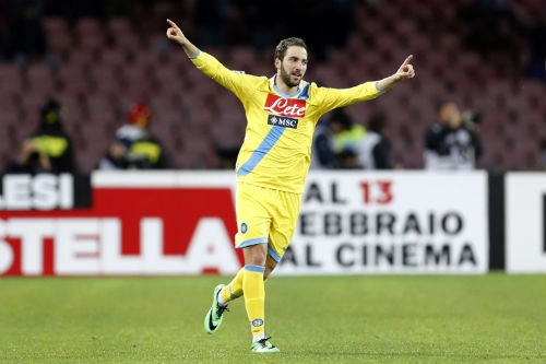 Pha trượt ngã siêu hài của Gonzalo Higuain