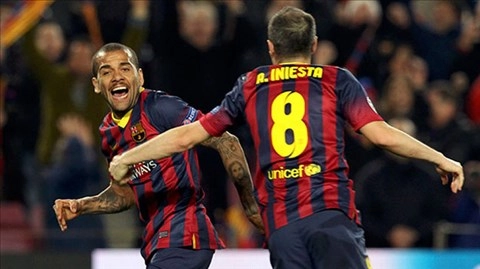 Pha ăn mừng thái quá của Dani Alves