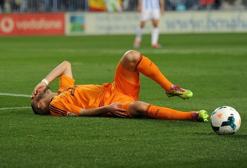 Ronaldo khiến Benzema dính chấn thương