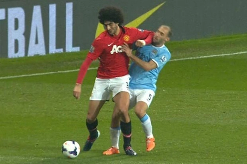 Fellaini bỏ bóng đánh nguội Zabaleta