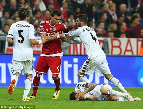 Cầu thủ Bayern ngao ngán với pha ăn vạ của Pepe
