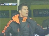 Xem Ronaldo ngồi dự bị mà như ngồi trên đống lửa
