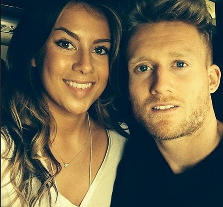 Bạn gái Andre Schurrle biểu diễn điệu nghệ với trái bóng