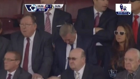 Man Utd thua xấu hổ, Sir Alex ngủ gật trên khán đài