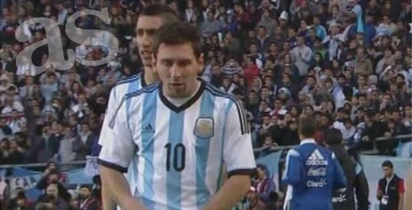 Messi lại nôn khan ở trận Slovenia