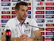 Các đồng đội ra sức bênh vực Suarez