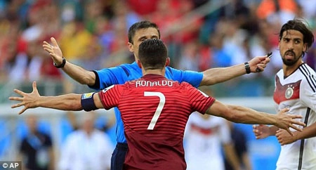 Ronaldo nổi điên với trọng tài khi bị từ chối thổi phạt đền