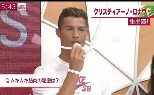 Ronaldo bị biến thành con rối tại Nhật