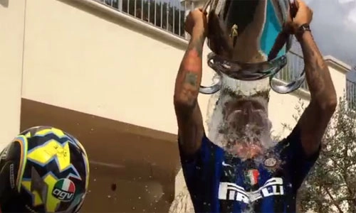 Materazzi thách thức cựu thù Zidane bằng trò dội nước đá