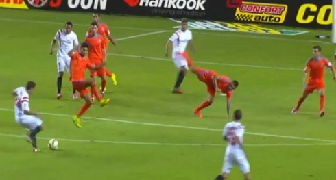 Hậu vệ Valencia cản phá siêu dị theo phong cách Breakdance