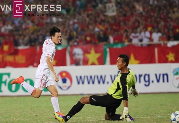 Văn Toàn ghi bàn tinh tế, Văn Long vẩy má siêu đẳng