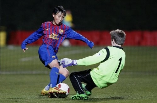 Messi xứ Hàn sút phạt đẳng cấp ở đội U17 Barca