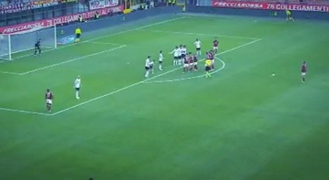 AC Milan thi triển cách sút phạt siêu dị tại Serie A