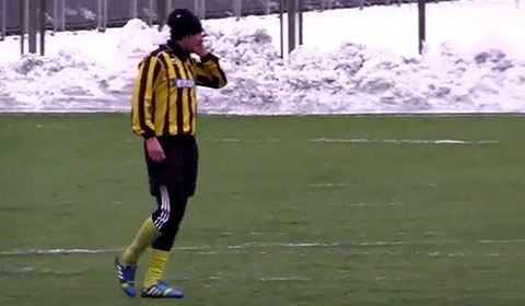 Cầu thủ nghe điện thoại khi đang đá giao hữu trên sân