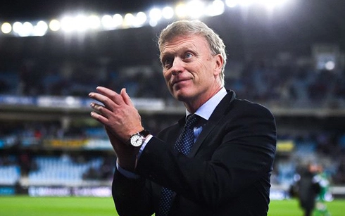 Cựu HLV M.U, David Moyes lên khán đài ... ăn bim-bim