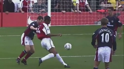 Siêu phẩm kinh điển của Thierry Henry vào lưới MU được tái hiện ở Mỹ