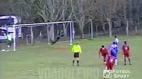 Pha bóng khó tin: Thủ môn cứu thua 4 pha liên tiếp