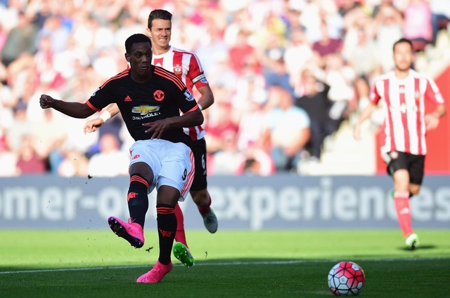 Sao trẻ M.U, Anthony Martial nựng con cực khéo
