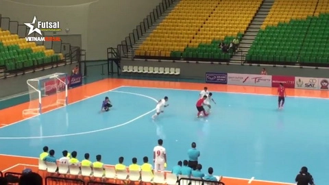 Cười không nhặt được mồm với pha sút ... giày tung lưới tuyển Việt Nam
