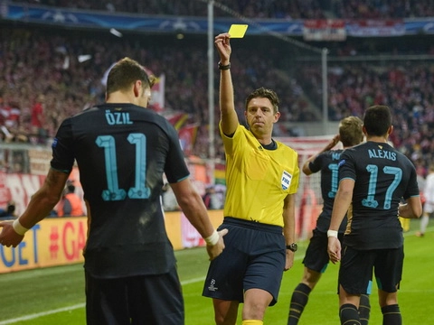Cận cảnh bàn thắng bằng ... tay bị từ chối của Ozil ở trận Bayern 5-1 Arsenal