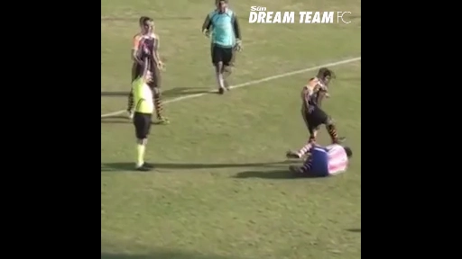 Clip sốc: Đối phương nằm sân vẫn sút thẳng mặt trả đũa