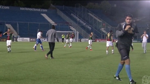 Cảnh tượng hiếm gặp: Cầu thủ, trọng tài thi nhau ... khóc trên sân