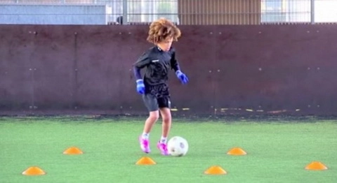 Lác mắt với sao trẻ... 8 tuổi của Chelsea