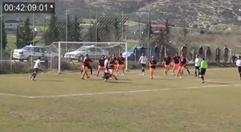 Siêu phẩm xe đạp chổng ngược của cầu thủ nghiệp dư