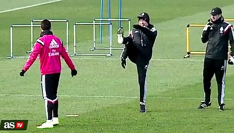 HLV Ancelotti đã rất vui tính khi bắt chước động tác của Ronaldo