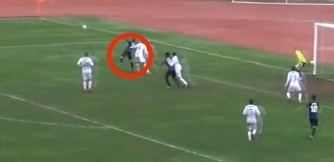 Tái hiện đỉnh cao siêu phẩm đánh gót của Ibrahimovic