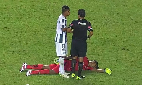 Chàng thủ môn tinh quái giả vờ ngất để tránh bị thẻ đỏ