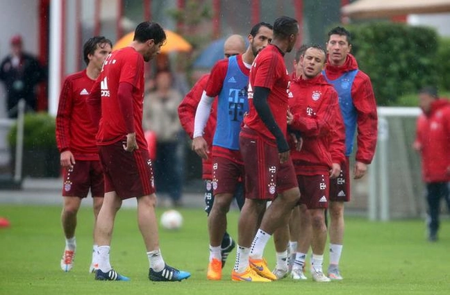 LOẠN Ở BAYERN: Boateng và Lewandowski choảng nhau trên sân tập