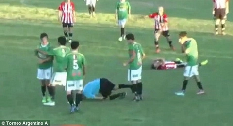 Clip bóng đá sốc: Đấm vỡ mũi trọng tài vì dám phạt thẻ