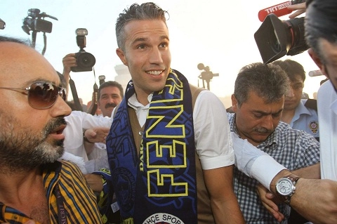 Cha con Van Persie chơi trò bóng đá chuyền trên bãi biển