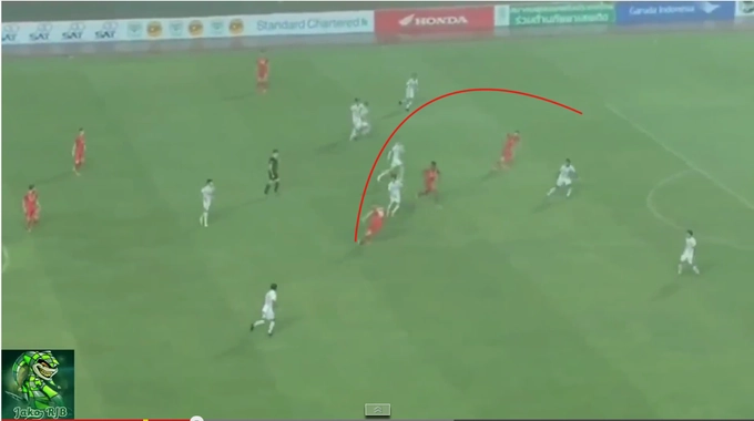 VIDEO: Henderson kiến tạo cực đỉnh theo phong cách Rabona