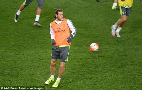 Ngôi sao Gareth Bale mặt lạnh như tiền đón quà sinh nhật từ fan